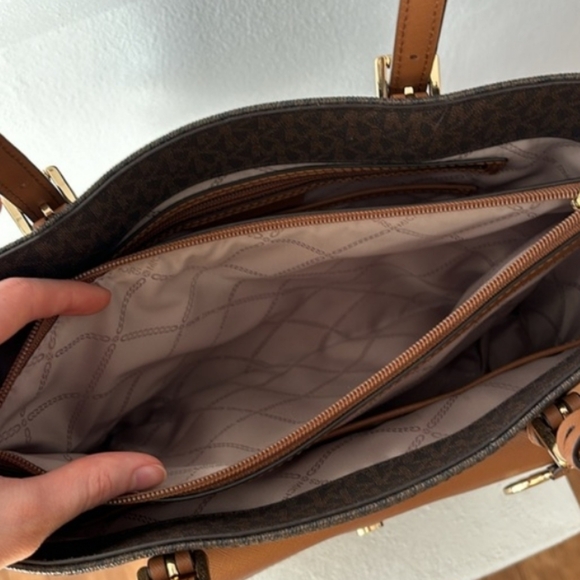 Michael Kors Jet Set Large Logo Pocket Tote Bag - Picture 16 of 16